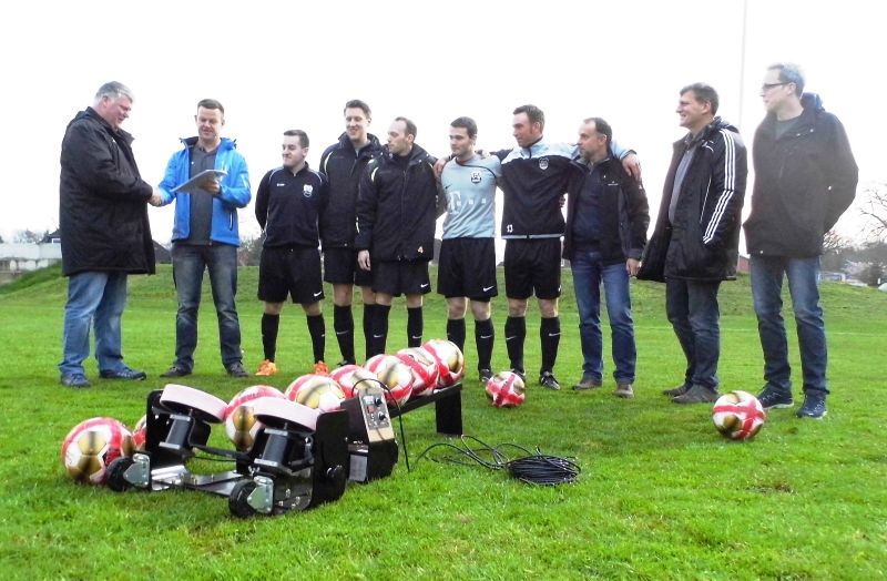 Sportfreunde Ocholt übergeben Ballschussmaschine an die Fußballabteilung vom TuS Ocholt